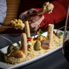 Ensaladilla rusa con sardina ahumada, alcaparrones y huevas de trucha de BirliBirloque