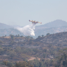 Medios aéreos durante las labores de extinción del incendio forestal de Villanueva de los Castillejos (Huelva).
