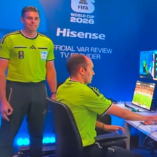 La imagen de la polémica del árbitro  Shaun Evans en el Mundial.