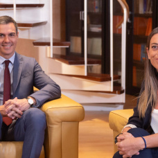 La portavoz de Junts en el Congreso, Míriam Nogueras, con Pedro Sánchez