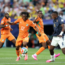 Elye Wahi en problemas para jugar ante Alemania.
