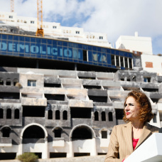 La secretaria general del PSOE andaluz y vicesecretaria general del PSOE nacional, María Jesús Montero,frente al hotel El Algarrobico en Carboneras, Almería.