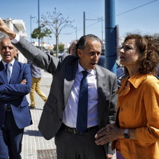 La líder del PSOE-A, María Jesús Montero, con el alcalde de Chiclana José María Román.