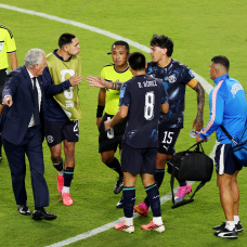 SANTA CLARA, CALIFORNIA - JUNE 19: Gustavo Alfaro, Head Coach of Paraguay, and his players argue with referee Ivan Barton during the FIFA World Cup 2026 Group D match between Türkiye and Paraguay at San Francisco Bay Area Stadium on June 19, 2026 in Santa Clara, California. (Photo by Stu Forster/Getty Images)