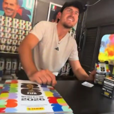 Harry Maguire, vendiendo cromos del Mundial 2026.