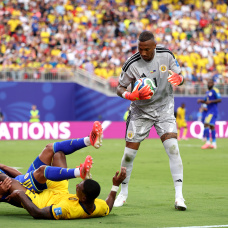 Eloy Room de Curazao realiza una parada mientras su compañero Jurien Gaari choca con Pervis Estupiñán de Ecuador durante el partido del Grupo E de la Copa Mundial de la FIFA 2026 entre Ecuador y Curazao.