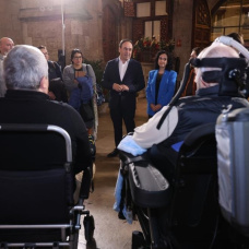 El presidente de la Generalitat Valenciana, Juanfran Pérez Llorca, con personas con ELA