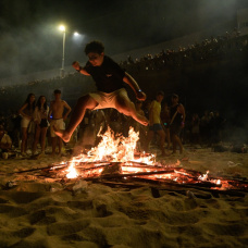 (Foto de ARCHIVO)
Un joven salta una hoguera en la playa durante la Nit de Sant Joan.
