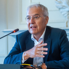 MIGUEL ÁNGEL PANDURO, CONSEJERO DELEGADO DE HISPASAT, EN SU INTERVENCIÓN EN EL CURSO DE ECONOMÍA ORGANIZADO POR LA APIE EN LA UNIVERSIDAD MENÉNDEZ PELAYO DE SANTANDER.