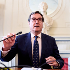 Antonio Garamendi, presidente de CEOE, durante su intervención en el curso de verano organizado por la APIE en la Universidad Internacional Menéndez Pelayo de Santander.