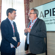 Carlo Bardavio (KPMG) e Ignacio Ezquiaga (FUNCAS) en la ponencia sobre vivienda celebrada en el concurso de verano que la APIE organiza en la Universidad Menéndez Pelayo de Santander.