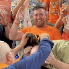 Juan Roig corta el peluquín de un aficionado durante la celebración del histórico título de Liga del Valencia Basket.