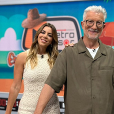 Anaïs Ordóñez i Josep Ramon Lluch presentan À Punt el programa "El retrovisor".