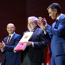 El presidente del Gobierno, Pedro Sánchez premiando al exalcalde de Dos Hermanas, Francisco Toscano, en 2025.