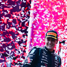 George Russell celebra su victoria en el Gran Premio de Austria de Fórmula 1 2026 en el Red Bull Ring. (Photo by Mark Thompson/Getty Images)