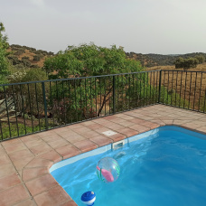 Imagen de archivo de una piscina en un cortijo.