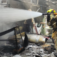 Un bombero en plenas labores de extinción del incendio.