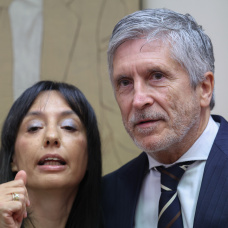 El ministro del Interior, Fernando Grande-Marlaska, y la directora general de la Guardia Civil, Mercedes González Fernández.