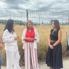 La vicepresidenta Susana Camarero junto a la alcaldesa de Carcaixent, Carolina Almiñana durante la visita a los solares donde se construirán las viviendas