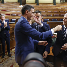 MADRID, 16/11/2023.- El secretario general del PSOE, Pedro Sánchez (i), reelegido presidente del Gobierno por mayoría absoluta este jueves en el Congreso recibe la felicitación del diputado socialista Fernando Grande Marlaska (d). EFE/Juan Carlos Hidalgo