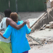 Dos personas observan un edificio derruido tras los terremotos en Venezuela.