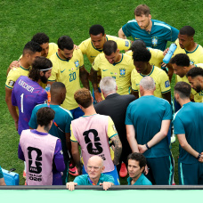 Carlo Ancelotti dando una charla técnica a sus jugadores durante el Brasil-Japón de 1/16 de final de la Copa del Mundo.