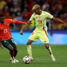 MUNICH, GERMANY - JUNE 08: Nuno Mendes of Portugal challenges Lamine Yamal of Spain during the UEFA Nations League 2025 final match between Portugal and Spain at Munich Football Arena on June 08, 2025 in Munich, Germany. (Photo by Lars Baron/Getty Images)