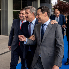 El presidente del PP, Alberto Núñez Feijóo, con el líder andaluz Juanma Moreno.