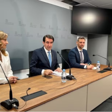 El consejero, en el medio, acompañado por la viceconsejera y el director del ECYL, durante la presentación del programa de formación-empleo y de subvenciones al autoempleo.