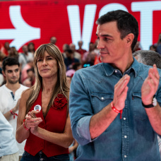 Pedro Sánchez y Begoña Gómez durante un acto del PSOE en 2023.