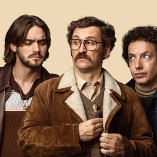 Cartel de la serie Por cien millones, de Movistar Plus.