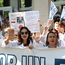 Médicos y facultativos durante una concentración frente al Hospital La Princesa, a 21 de mayo de 2026, en Madrid.