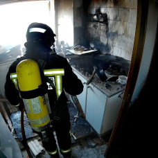 Un bombero trabaja en la extinción de un incendio en Málaga.

REMITIDA / HANDOUT por ARCHIVO
Fotografía remitida a medios de comunicación exclusivamente para ilustrar la noticia a la que hace referencia la imagen, y citando la procedencia de la imagen en la firma
28/11/2018