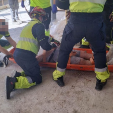 El trabajador, ya en el suelo por los bomberos.