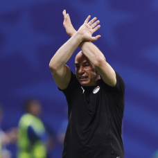 Hossam Hassan, entrenador de Egipto, reacciona durante el partido de octavos de final de la Copa Mundial de la FIFA 2026 entre Argentina y Egipto.