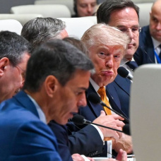 El presidente del Gobierno, Pedro Sánchez, y el presidente de EEUU, Donald Trump, durante la cumbre de la OTAN en Ankara. (Europa Press/DPA/Ansgar Haase)