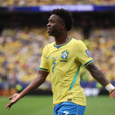 Vinicius Junior reacciona tras una oportunidad desperdiciada durante el partido de dieciseisavos de final de la Copa Mundial de la FIFA 2026 entre Brasil y Noruega.