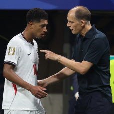 ATLANTA, GEORGIA - JULY 01: Thomas Tuchel, Manager of England, talks with Jude Bellingham #10  during the FIFA World Cup 2026 Round Of 32 match between England and Congo DR at Atlanta Stadium on July 01, 2026 in Atlanta, Georgia. (Photo by Michael Reaves/Getty Images)