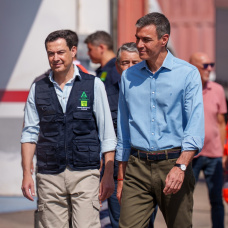 El presidente de la Junta de Andalucía, Juanma Moreno, y el presidente del Gobierno, Pedro Sánchez, en Turre (Almería).