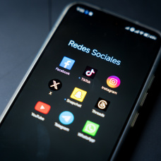 En esta imagen ilustrativa se muestran los logotipos de Facebook, TikTok, Instagram, X, Snapchat, Threads, YouTube, Telegram y WhatsApp en un teléfono inteligente.