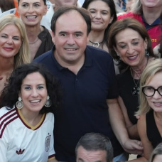 El presidente Juanfran Pérez Llorca acompañado de consellers y diputados durante una retransmisión de un partido de España en el Mundial en La Pobla de Vallbona