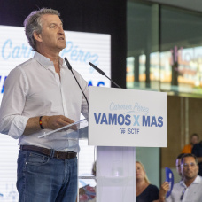 El presidente del Partido Popular, Alberto Núñez Feijóo, durante la presentación oficial de Carmen Pérez como candidata del Partido Popular a la alcaldía de Santa Cruz de Tenerife.