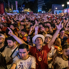 Aficionados a la selección española de fútbol durante la celebración del partido de semifinales del mundial entre España y Francia, a 14 de julio de 2026, en Madrid (España). El encuentro decide el pase a la final del mundial y es la primera vez en 16 años que España logra colocarse entre las 4 mejores selecciones del mundo.

Diego Radamés / Europa Press
14/7/2026