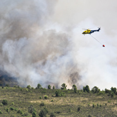 Medios aéreos trabajan en la extinción del incendio en La Mierla, Guadalajara.