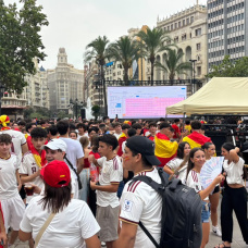 Plaza del Ayuntamiento de Valencia llena de gente para ver la final del Mundial