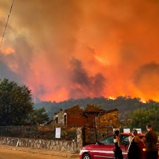 Un fotograma del incendio forestal que devora la zona limítrofe entre las provincias de Madrid y Ävila