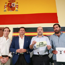 Los concejales de Vox en el Ayuntamiento de Sevilla Gonzalo García de Polavieja y Fernando Rodríguez, el presidente de VOX Sevilla, Javier Navarro, y el parlamentario Javier Cortés.