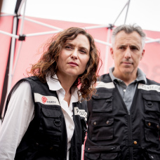La presidenta de la Comunidad de Madrid, Isabel Díaz, durante una visita el Puesto de Mando Avanzado por el incendio de Almorox