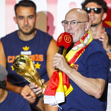 El seleccionador español, Luis de la Fuente, durante las celebraciones tras ganar el Mundial.