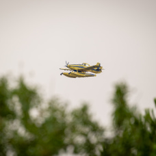 Un hidroavión trabaja en las labores de extinción del incendio de Madrid